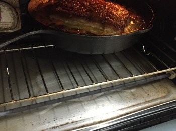 step7: 湯煮滾之後放入預熱200度焗爐，焗90分鐘。烤焗期間，如果湯水被蒸發掉，可補充滾湯一至兩次