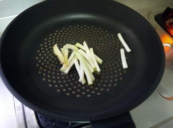 step2: 起鍋下少許的香油爆香薑片與蔥白