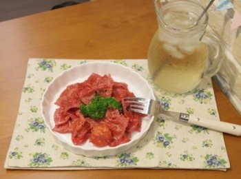 step10: Merry Christmas~~~ 帶著聖誕節氣息的紅色義大利麵^^" 中間插點花椰菜~~呵呵!!