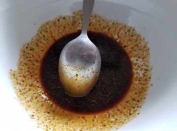 step4: 用糖，雞粉，瑞士雞汁，黑椒，胡椒粉，麻油，黃酒，黃薑粉，辣椒粉撈成醬汁