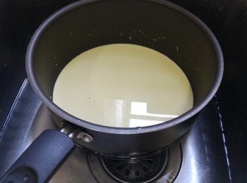 step4: 將煲座再冷水上2分鐘稍為降溫