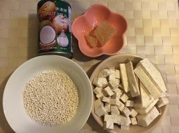 step1: 切好芋頭1/3切粒，2/3切片然後蒸20分鐘至淋曬，用鐵匙羹壓成芋泥備用；