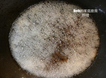 step4: 鍋中會有許多泡泡是因為<span class="group_1">食材</span>水分被蒸發的關係。