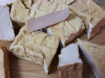 step4: 油豆腐對角切半成三角型