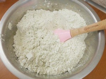 step1: 將低筋麵粉、抹茶粉、泡打粉、糖及鹽一起混和。