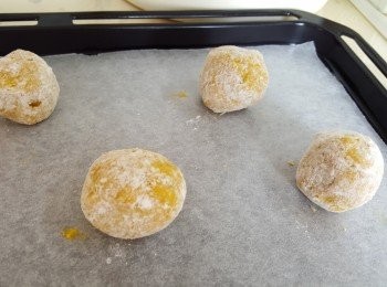 step4: 手沾少許手粉，拿一湯匙蕃薯蓉搓成球狀，再將蕃薯球放在麵粉中滾動一下，使其沾上麵粉。
