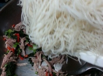 step8: 加入米粉炒勻