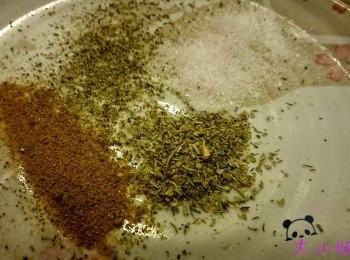 step2: 混合Dry Rub的香料（孜然粉２茶匙，意大利香草碎、黑椒、海鹽各一茶匙）