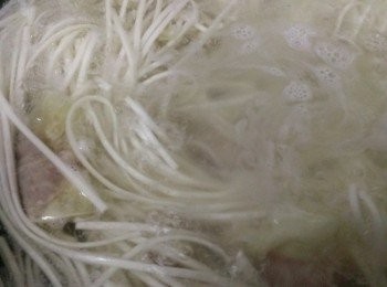 step2: 麵條五分熟時下餛飩