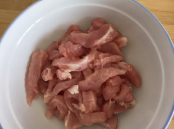 step1: 豬里脊頭洗淨切條。