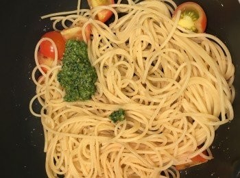 step3: 按包裝指示煮意粉，煮好意粉後，盛起備用。倒去意粉水、炒一炒已開邊蕃茄仔，加少許鹽調味，再加入意粉同炒，熄火，拌入兩湯匙青醬，試味後可加蒜鹽或辣椒粉調味，拌勻上碟。