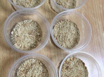 step5: 取出6個小杯，將餅碎加入一層