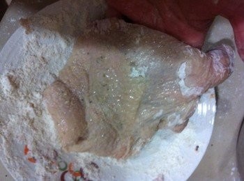 step3: 然後用手輕輕打拍清水在雞皮上。