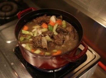 step6: 加入高湯至材料高度，煮滾後小火燉30分鐘-一小時，（平常的鍋子一小時，這個鍋子據說可以濃縮燉煮時間，所以先設30分鐘試試看）