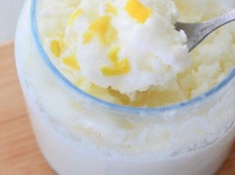 step7: 灑上少許檸檬皮茸, 冰乳酪由內至外都充滿檸檬的清香。