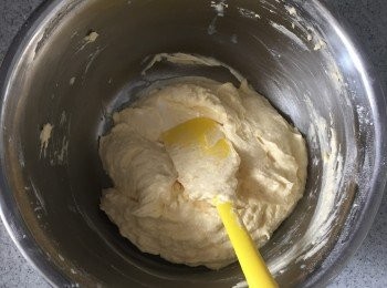 step3: 篩入粉類，跟牛油混合物搓匀。把牛奶加到麵糊中。