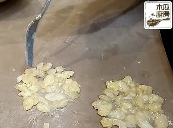 step3: 烤盤放上耐高溫不黏布或牛油紙，平均攤平在烤盤上，杏仁片盡量不要重疊，利用叉將杏仁片輕輕推開