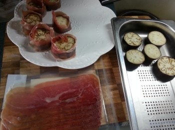 step2: 再將火腿1開2,每片火腿包住1件己蒸熟的茄子(如不喜歡火腿焗完太乾,可以先焗溶芝士,才將火腿包在茄子外)