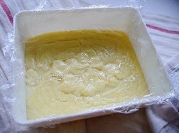 step7: *微涼後，放入容器，蓋上保鮮模。放至冰箱冷藏半小時。