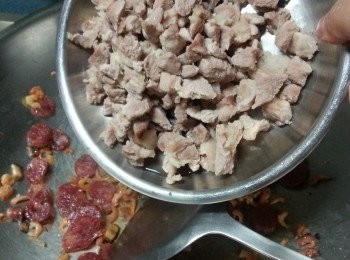 step7: 加入豬肉粒炒勻