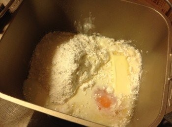 step1: 先將所有材料(餡料除外) 放入麵包機內, 酵母放入酵母格, 開動麵團模式直至完成