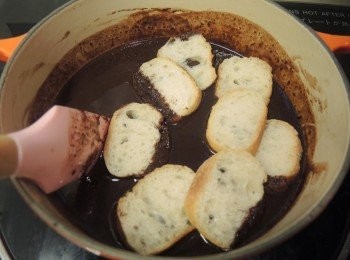 step5: 加入朱古力牛奶中，浸淋沾滿全部法包。