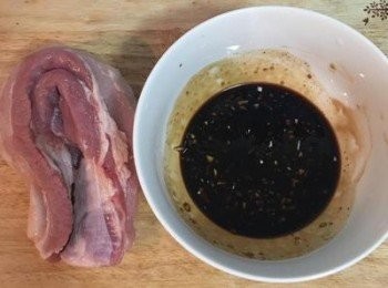 step1: 五花肉洗淨瀝乾，在肉上用叉子或竹籤戳些洞，以方便醃製時容易入味。 醬汁事先調拌勻勻。