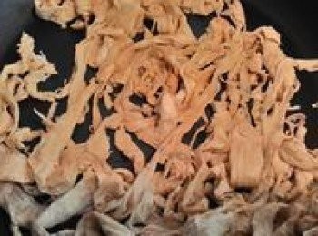 step1: 先將買回的豆包絲成條狀.放入鍋中到點油乾煸至豆包乾酥狀態