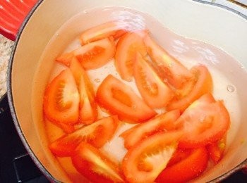step2: 煮沸約1公升水，放入蕃茄及雞粉煮至軟身。