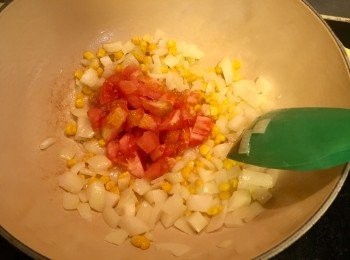 step4: 再加入蕃茄炒至半熟。