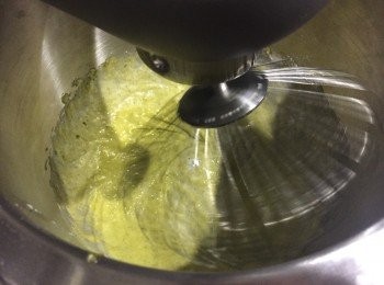 step7: 將粉和蛋漿攪勻，盛起待用。