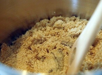 step2: 將粟膠和庶糖放入煲內開中慢火煮溶