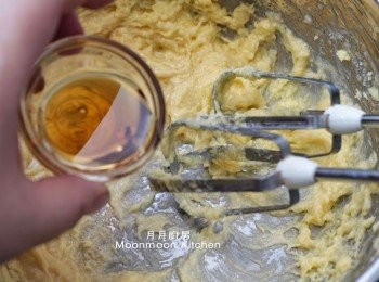 step2: 加入蛋汁及薑汁拌勻。