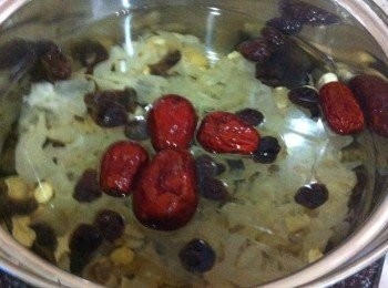 step2: 取出熄火鍋加入食水，和所有材料【冰糖和熟蛋除外】