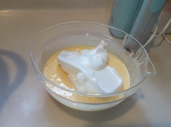 step6: 加入1/3蛋白霜於芝士糊中拌匀後，