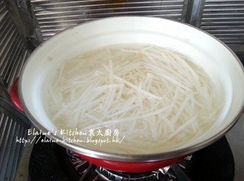 step1: 銀芽放入加入油 , 鹽的滾水中灼3分鐘盛起