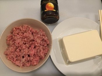 step1: 1. 豬肉碎撈均醃料，醃30分鐘. 豬肉碎醃料：
鹽少許
糖少許
胡椒粉少許
生抽半湯匙
生粉少許