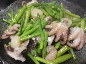 step7: 做法:

將八爪魚用薑片, 黃酒少少鹽出水半熟備用,將蝦仁,帶子大火少少油煎封上碟, 再將露荀用薑片,少少油,少少糖,鹽汋至半熟隔去水份,爆香乾蔥,蒜頭,薑片將八爪魚回鑊快炒一陣,預備生粉水,再將其他材料回鑊,少少水雞粉,糖,少少黃酒由鑊邊倒入,大火煮滾再用少少生粉水,麻酒埋芡 , 完成 !