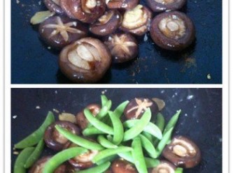 step3: 取出鍋下1匙麻油爆香蒜蓉薑片，加入甜豆香菇鹽巴蠔油炒香。
