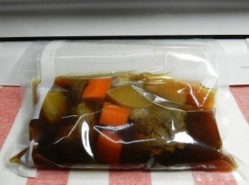 step11: 紅燒牛肉湯放涼後，慢慢壓出多餘的空氣，然後使用封裝的功能，封裝好就可以囉~