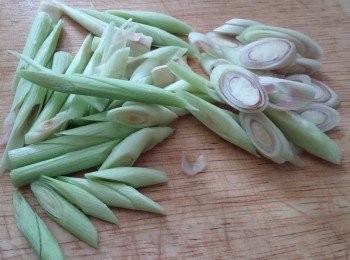 step1: 醮料: 魚露一湯匙
 生抽一湯匙
 老抽半湯匙
 鹽一茶匙
 糖半湯匙
 油半湯匙
 生粉半湯匙
 水三湯匙
 香茅片