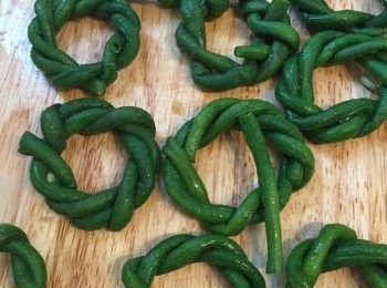 step2: 扭成花環狀備用。蘆筍汆水切粒， 菜譜切粒，