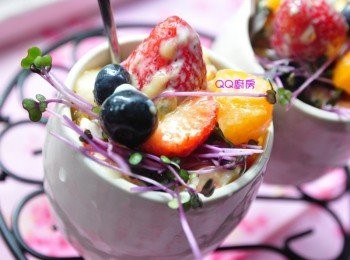 step13: 將所有蔬果攪拌後裝盛在迷你小杯中，來個超多的維他命C水果沙拉杯吧!