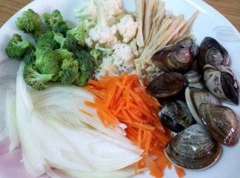 step1: 準備材料 :
豆皮 , 紅蘿蔔 , 洋蔥切絲
白 , 青花菜洗淨
蛤蜊先泡水吐沙