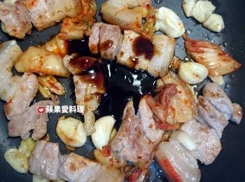 step6: 倒入香菇素蠔油拌炒。