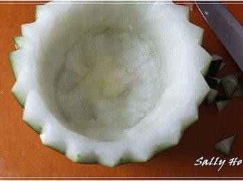 step1: 將個大冬瓜挖一個大窿，每邊有一寸左右，加小小水及鹽，先蒸45分鐘，