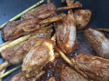 step4: 大火熱鑊後，放入豬寸骨，再加入2碗水，蓋上蓋子煮5-8分鐘。