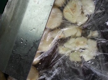 step1: 馬蹄去皮洗淨用食物袋裝起,用刀背拍扁