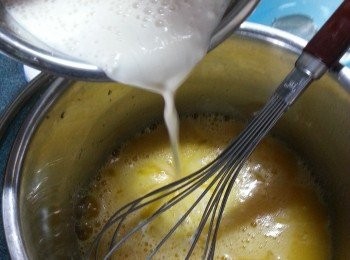 step3: 將拌好的蛋液倒入麵粉牛奶糊