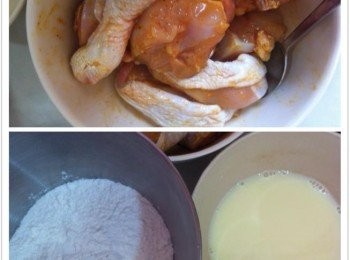 step1: 將麻油，鹽巴和咖哩粉加入雞塊醃製1小時。
蛋加入full cream牛奶，充分的攪拌均勻待用。
麵粉加入胡椒粉，大蒜粉，大蔥粉，鹽巴和雞精粉拌均勻，待用